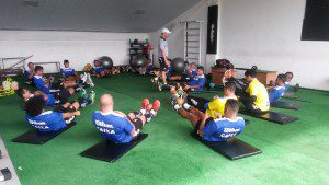 Jogadores iniciaram o treino com uma atividade para prevenção de lesões musculares.