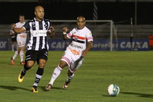 Botafogo-SP e ABC-RN se enfrentam no estadio Santa Cruz, em Ribe