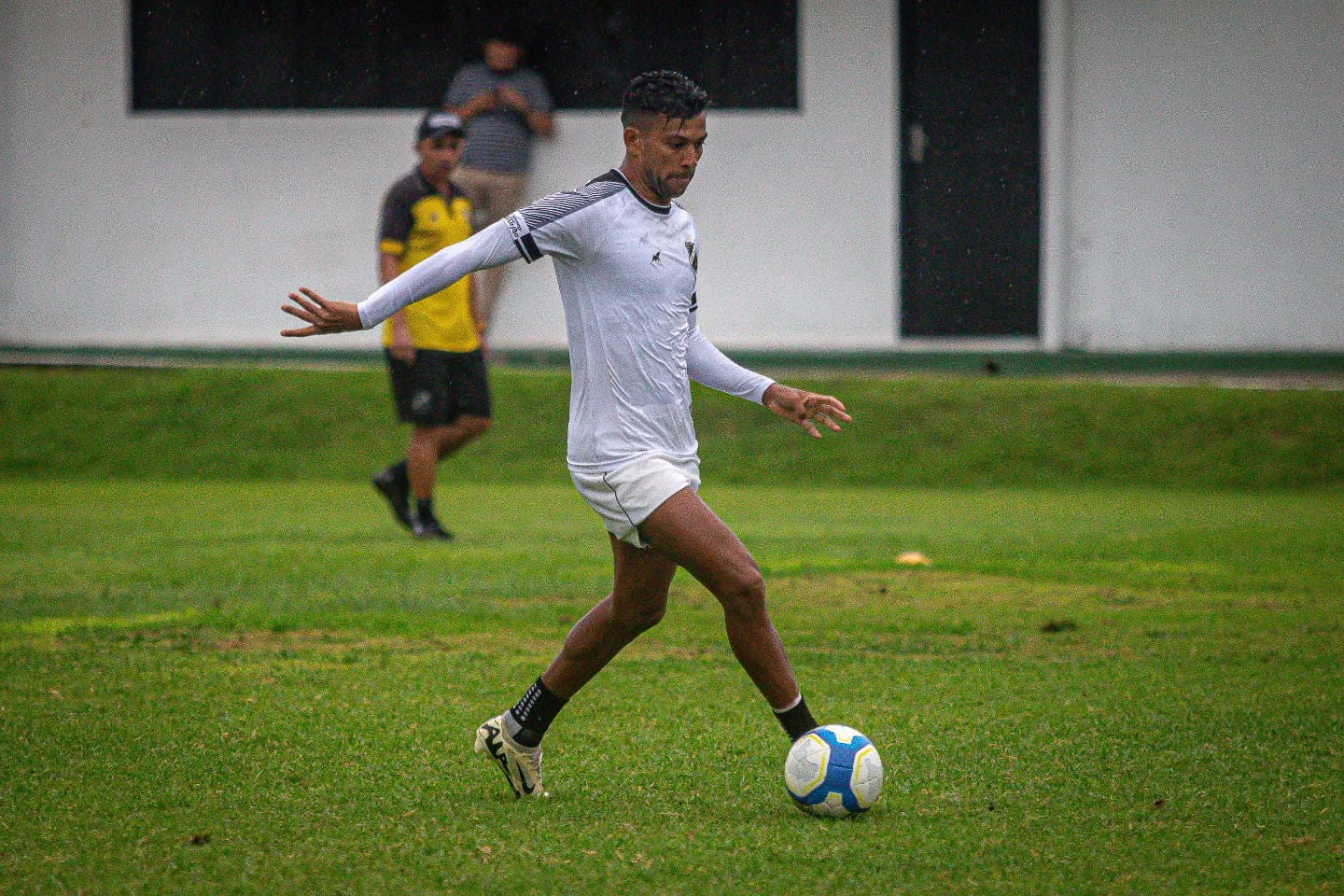 Wallyson renova contrato com o Mais Querido ABC FC